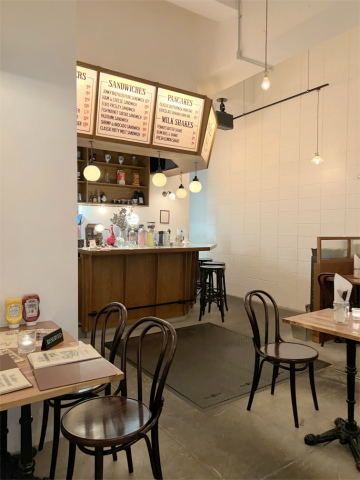 東京都台東区蔵前２丁目にあるハンバーガー店「McLean-OLDFASHIONED DINER　マクレーン オールドファッション ダイナー」店内