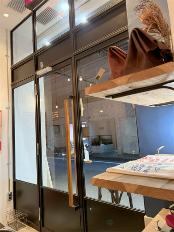 東京都台東区蔵前２丁目にあるハンバーガー店「McLean-OLDFASHIONED DINER　マクレーン オールドファッション ダイナー」店内