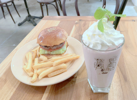 東京都台東区蔵前２丁目にあるハンバーガー店「McLean-OLDFASHIONED DINER　マクレーン オールドファッション ダイナー」ハンバーガーとストロベリーシェイク
