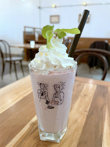 東京都台東区蔵前２丁目にあるハンバーガー店「McLean-OLDFASHIONED DINER　マクレーン オールドファッション ダイナー」ストロベリーシェイク