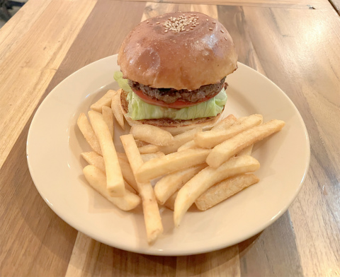 東京都台東区蔵前２丁目にあるハンバーガー店「McLean-OLDFASHIONED DINER　マクレーン オールドファッション ダイナー」ハンバーガー