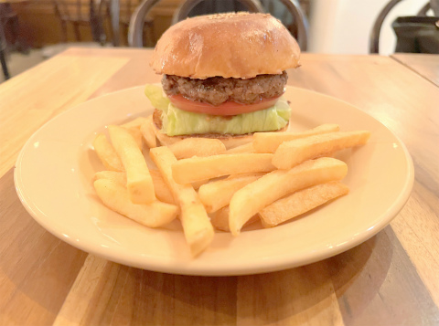 東京都台東区蔵前２丁目にあるハンバーガー店「McLean-OLDFASHIONED DINER　マクレーン オールドファッション ダイナー」ハンバーガー
