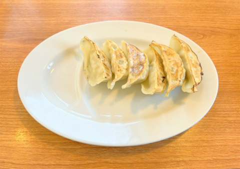 埼玉県所沢市東狭山ケ丘４丁目にあるラーメン店「らーめん屋 あじとら　所沢店」焼き餃子（6コ）