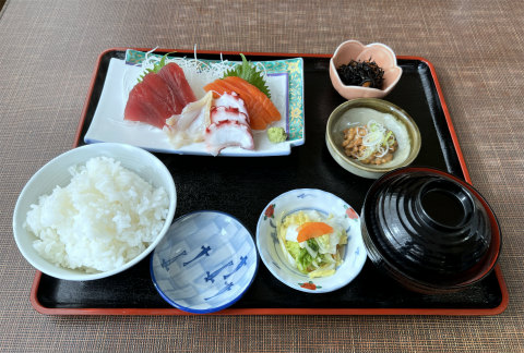 茨城県鉾田市田崎にある食堂「松竹亭」刺身定食