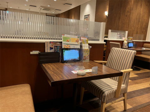 神奈川県横浜市中区本町５丁目にあるファミリーレストランの「Jonathan's ジョナサン　馬車道店」店内