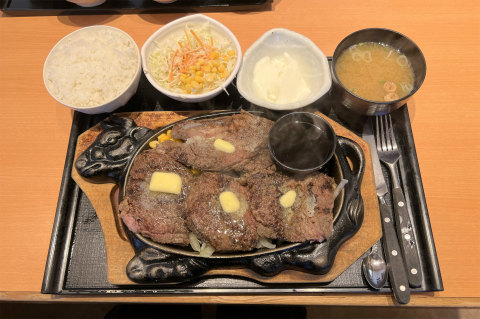 茨城県石岡市東光台3丁目にある「とんかつや漫遊亭 石岡東光台店」漫遊ステーキセット(1ポンド)