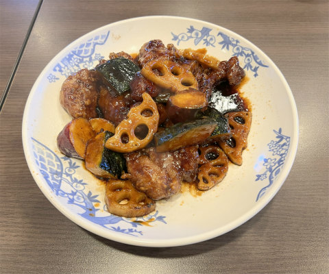 神奈川県横浜市神奈川区新子安１丁目にある中華料理店「Bamiyan　バーミヤン　新子安店」新子安店　黒酢豚と本格焼餃子（6コ）