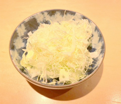 神奈川県横浜市中区相生町4丁目にある「とんかつ 神楽坂 さくら 馬車道店」定食のキャベツ