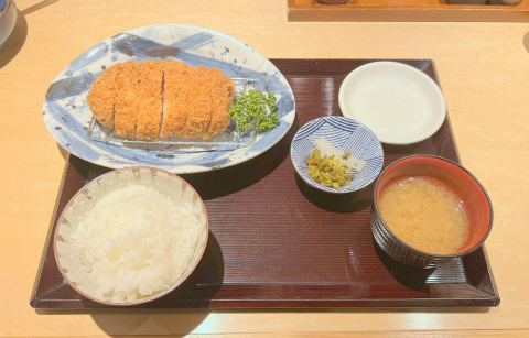 神奈川県横浜市中区相生町4丁目にある「とんかつ 神楽坂 さくら 馬車道店」厚切とんかつ 林SPF 肉厚ロースかつ定食