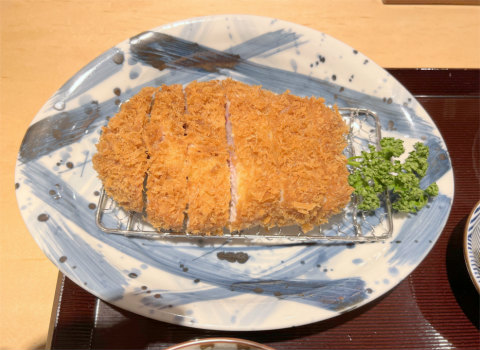 神奈川県横浜市中区相生町4丁目にある「とんかつ 神楽坂 さくら 馬車道店」厚切とんかつ 林SPF 肉厚ロースかつ定食