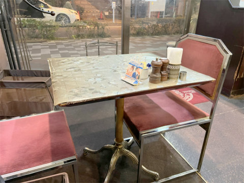 神奈川県横浜市中区弁天通４丁目にある紅茶専門店「SAMOVAR　サモアール　馬車道店」店内