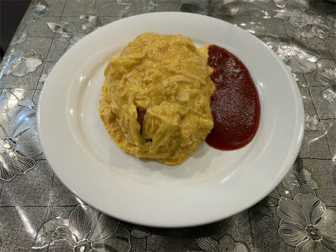 神奈川県横浜市中区弁天通４丁目にある紅茶専門店「SAMOVAR　サモアール　馬車道店」チキンオムライスとロイヤルミルクティー（アイス）