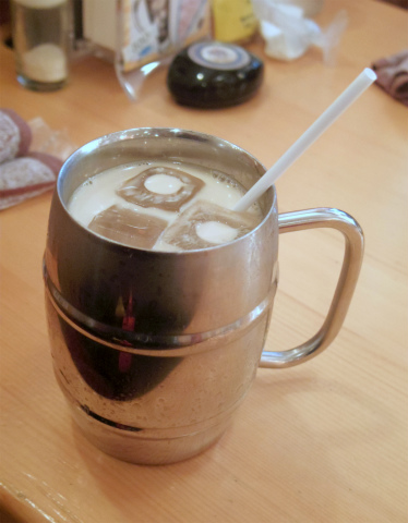 茨城県古河市三杉町２丁目にある喫茶店「Komeda's coffee　珈琲所 コメダ珈琲店　古河三杉町店」たっぷりサイズのアイスミルクコーヒー