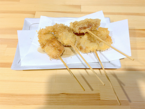東京都江戸川区瑞江２丁目にある居酒屋、焼鳥の「50円焼き鳥 絶好鳥　瑞江店」串揚げ（鶏と豚）