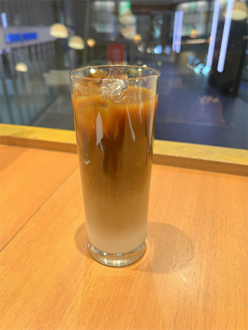 東京都千代田区外神田４丁目「須田町食堂　秋葉原UDX店」アイスカフェラテ