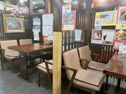 東京都台東区浅草１丁目にある喫茶店「純喫茶マウンテン」店内