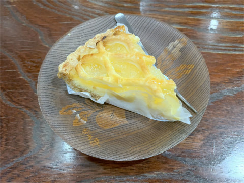 東京都台東区浅草１丁目にある喫茶店「純喫茶マウンテン」ケーキセット（アップルパイとホットティー）