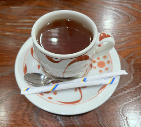 東京都台東区浅草１丁目にある喫茶店「純喫茶マウンテン」ケーキセット（アップルパイとホットティー）