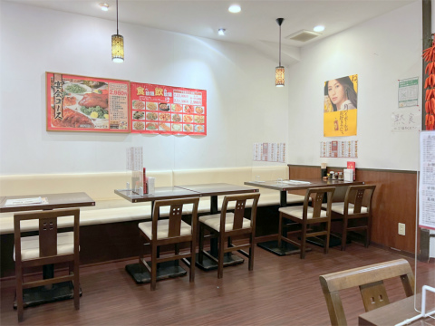 東京都江東区高橋にある中華料理「大衆菜館 紫園」店内