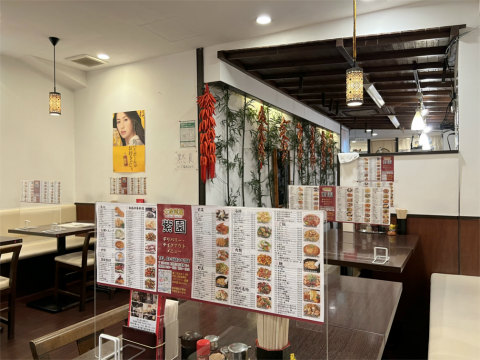東京都江東区高橋にある中華料理「大衆菜館 紫園」店内