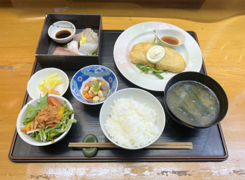 茨城県鹿嶋市宮中６丁目にある「季節料理 四季亭」本日のおすすめセット　楓　メインダブル（魚、肉）