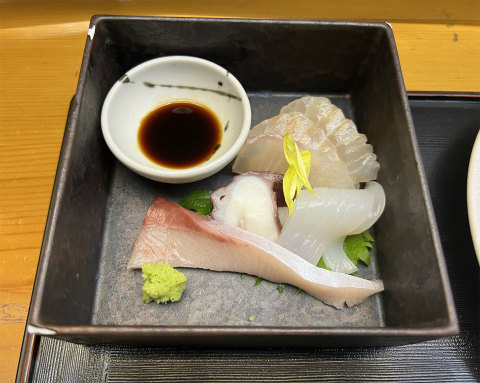 茨城県鹿嶋市宮中６丁目にある「季節料理 四季亭」本日のおすすめセット　楓　メインダブル（魚、肉）