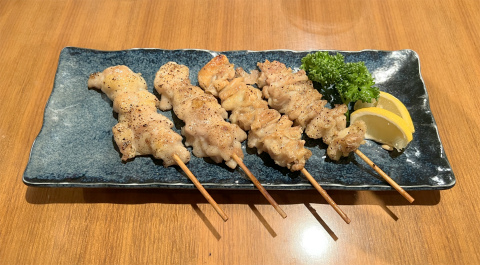 神奈川県横浜市中区弁天通4丁目にある居酒屋「だるま 馬車道店」串焼き(鶏もも焼き、鶏皮焼き)