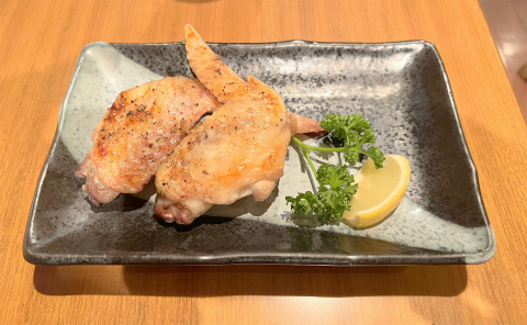 神奈川県横浜市中区弁天通4丁目にある居酒屋「だるま 馬車道店」串焼き(鶏手羽先焼き)