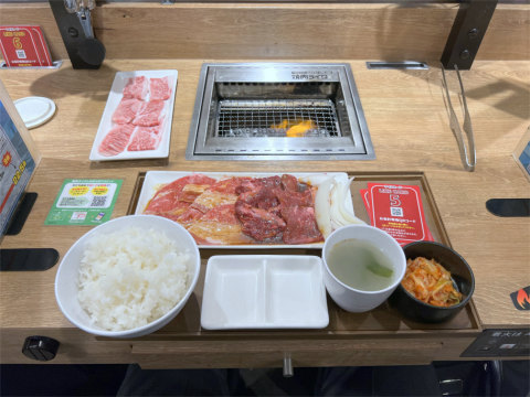 神奈川県横浜市中区港町4丁目にある「焼肉ライク 横浜関内店」上ロース&ハラミ&バラカルビセット 250g と 和牛カルビ100g