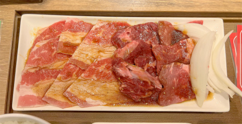 神奈川県横浜市中区港町4丁目にある「焼肉ライク 横浜関内店」上ロース&ハラミ&バラカルビセット 250g と 和牛カルビ100g