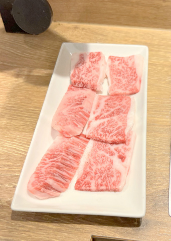 神奈川県横浜市中区港町4丁目にある「焼肉ライク 横浜関内店」上ロース&ハラミ&バラカルビセット 250g と 和牛カルビ100g