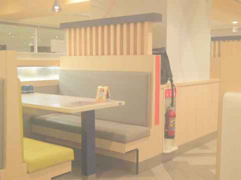 神奈川県横浜市中区真砂町３丁目にある回転寿司「はま寿司　関内セルテ店」店内