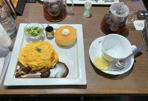 埼玉県所沢市日吉町にある喫茶店「HOSHINO COFFEE　星乃珈琲店　所沢プロペ通り店」牛タンシチューオムライス＆パンケーキプレートと星乃ブレンドティー（レモン）のセット