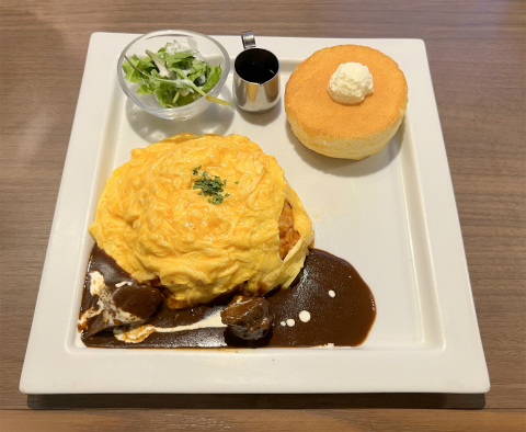 埼玉県所沢市日吉町にある喫茶店「HOSHINO COFFEE　星乃珈琲店　所沢プロペ通り店」牛タンシチューオムライス＆パンケーキプレートと星乃ブレンドティー（レモン）のセット