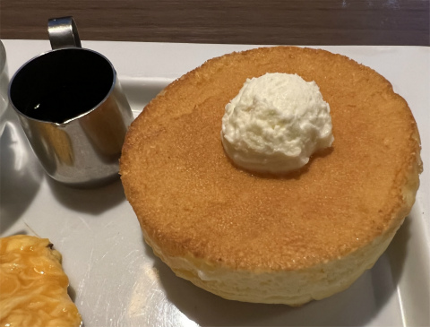 埼玉県所沢市日吉町にある喫茶店「HOSHINO COFFEE　星乃珈琲店　所沢プロペ通り店」牛タンシチューオムライス＆パンケーキプレートと星乃ブレンドティー（レモン）のセット