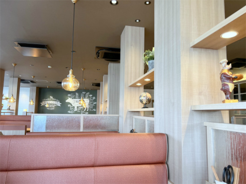 埼玉県春日部市豊町3丁目にある4焼肉食べ放題のお店「PREMIUM KARUBI プレミアムカルビ 春日部店」店内