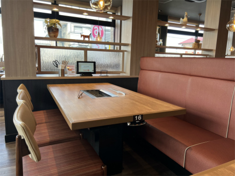 埼玉県春日部市豊町3丁目にある4焼肉食べ放題のお店「PREMIUM KARUBI プレミアムカルビ 春日部店」店内