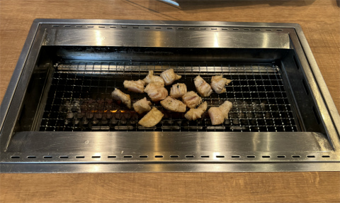 埼玉県春日部市豊町3丁目にある4焼肉食べ放題のお店「PREMIUM KARUBI プレミアムカルビ 春日部店」肉を焼くところ