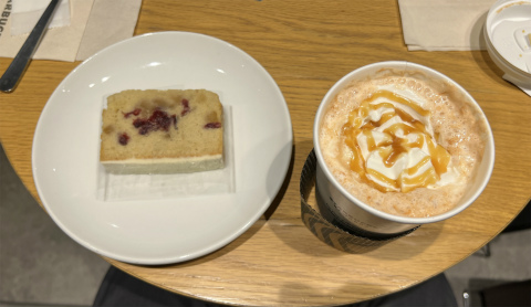 東京都台東区浅草１丁目にあるカフェ「STARBUCKS COFFEE　スターバックスコーヒー　雷門店」キャラメル アップル ルイボス ティーとさくらとベリーのバウンドケーキ