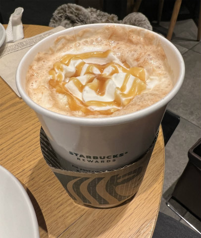 東京都台東区浅草１丁目にあるカフェ「STARBUCKS COFFEE　スターバックスコーヒー　雷門店」キャラメル アップル ルイボス ティーとさくらとベリーのバウンドケーキ