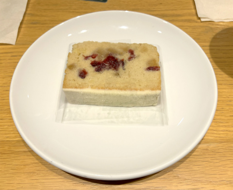 東京都台東区浅草１丁目にあるカフェ「STARBUCKS COFFEE　スターバックスコーヒー　雷門店」キャラメル アップル ルイボス ティーとさくらとベリーのバウンドケーキ