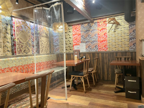 東京都墨田区吾妻橋2丁目にある居酒屋「ひもの 炉端焼き 未蔵や」店内