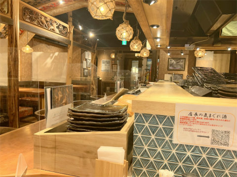 東京都墨田区吾妻橋2丁目にある居酒屋「ひもの 炉端焼き 未蔵や」店内