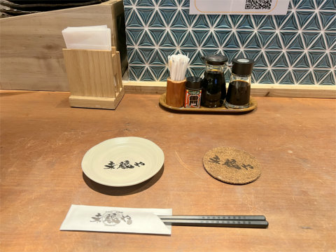 東京都墨田区吾妻橋2丁目にある居酒屋「ひもの 炉端焼き 未蔵や」店内