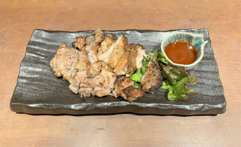 東京都墨田区吾妻橋2丁目にある居酒屋「ひもの 炉端焼き 未蔵や」鶏もも豪快焼き