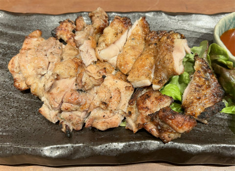 東京都墨田区吾妻橋2丁目にある居酒屋「ひもの 炉端焼き 未蔵や」鶏もも豪快焼き