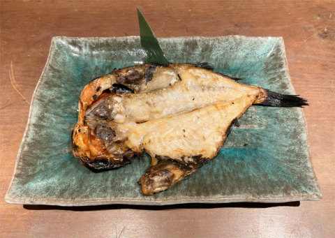 東京都墨田区吾妻橋2丁目にある居酒屋「ひもの 炉端焼き 未蔵や」金目鯛開き