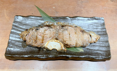東京都墨田区吾妻橋2丁目にある居酒屋「ひもの 炉端焼き 未蔵や」本まぐろテール塩焼き
