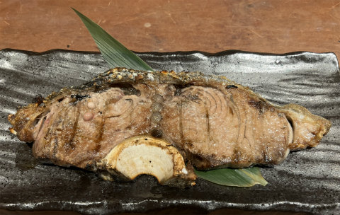 東京都墨田区吾妻橋2丁目にある居酒屋「ひもの 炉端焼き 未蔵や」本まぐろテール塩焼き