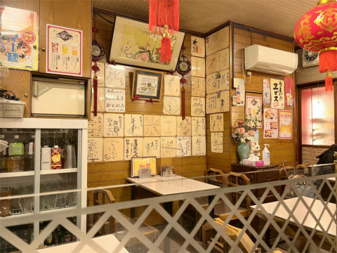 神奈川県横浜市中区尾上町３丁目にある「中華料理 紅花」店内